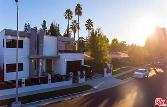 13812 Cumpston St in Los Angeles, CA - Foto de edificio - Building Photo