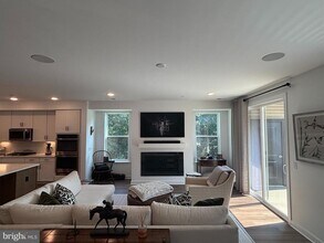 5030 Longmire Wy in Chantilly, VA - Foto de edificio - Building Photo