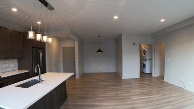 5001 Prospect Ave, Unit 2D in Downers Grove, IL - Foto de edificio - Building Photo