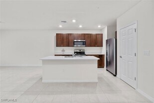 15535 Wildflower Cir in Naples, FL - Building Photo