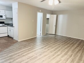 Pied Piper Apartments (Studio/1 Bath) in Baton Rouge, LA - Building Photo - Building Photo