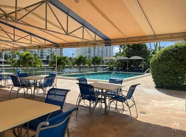 220 Kings Point Dr, Unit 105 in Sunny Isles Beach, FL - Building Photo - Building Photo