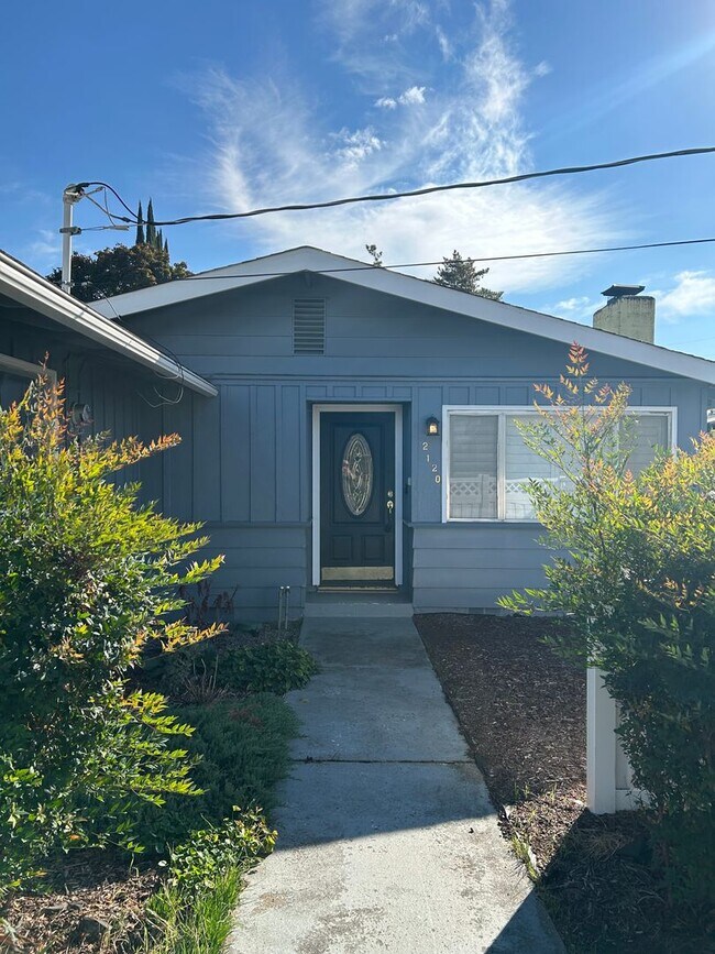 2120 E McAndrews Rd in Medford, OR - Building Photo - Building Photo