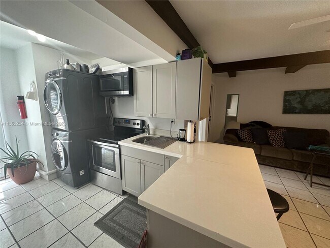 621 E Tropical Way-Unit -A in Plantation, FL - Building Photo - Building Photo