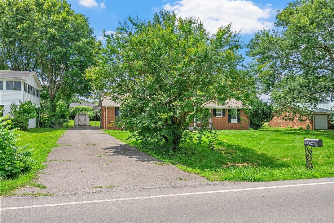 426 Peterson Ln in Clarksville, TN - Building Photo