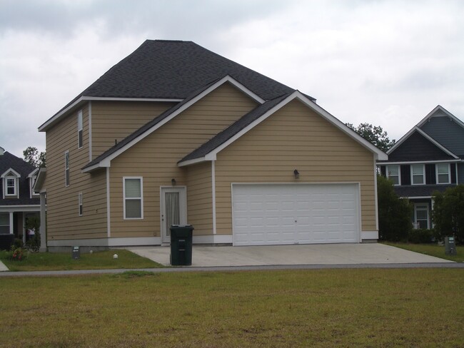 224 Clearwater Cir in Port Wentworth, GA - Foto de edificio - Building Photo