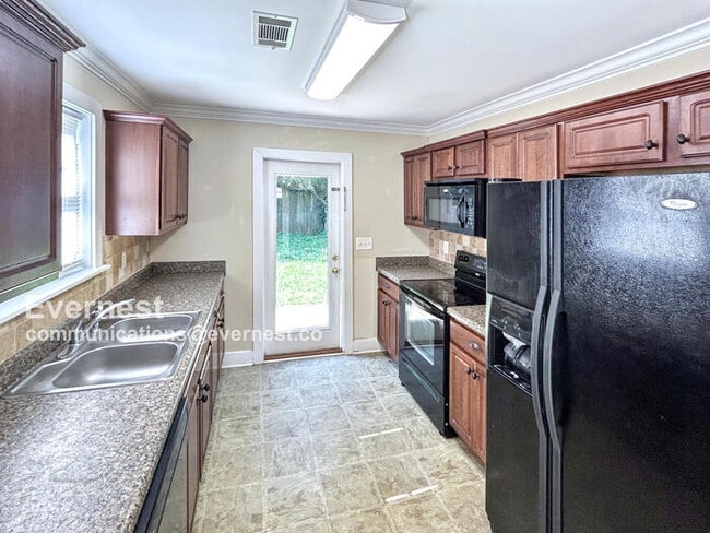 100 Moss Stone Ln in Calera, AL - Building Photo - Building Photo