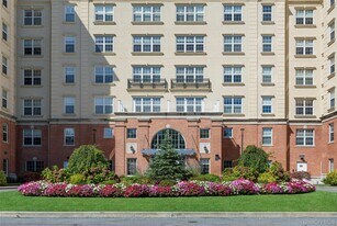 10 Byron Pl in Larchmont, NY - Building Photo