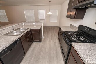 3026 Junction Dr in Houston, TX - Building Photo - Building Photo