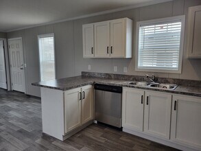 15852 Croatia Dr in Clinton Township, MI - Building Photo - Building Photo