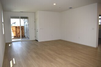 10114 Elise Wy in Elk Grove, CA - Building Photo - Building Photo