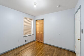 38 Graham St, Unit 2 in Jersey City, NJ - Foto de edificio - Building Photo