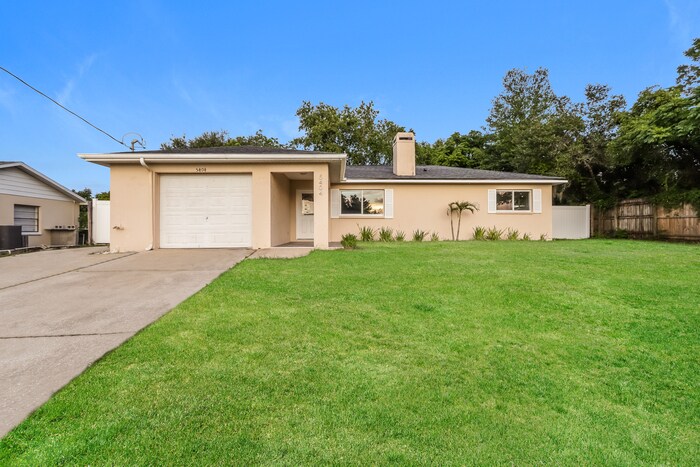 5404 Deltona Blvd in Spring Hill, FL - Foto de edificio