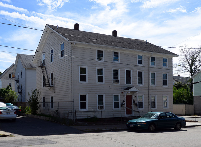 50 Garfield St in Central Falls, RI - Foto de edificio - Building Photo