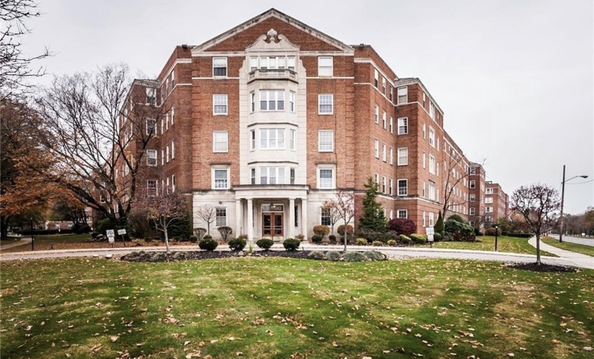 South Park Manor in Shaker Heights, OH - Building Photo