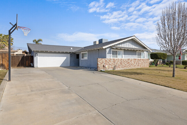 4542 Skye Dr in Bakersfield, CA - Building Photo - Building Photo