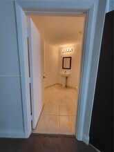 1900 N Bayshore Dr in Miami, FL - Building Photo - Building Photo
