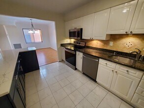 203 Yoakum Pky, Unit 1807 in Alexandria, VA - Foto de edificio - Building Photo