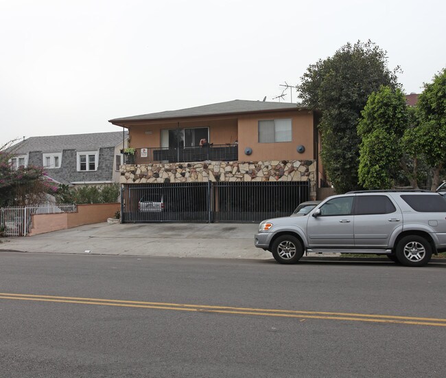 1339 N Hobart Blvd in Los Angeles, CA - Foto de edificio - Building Photo