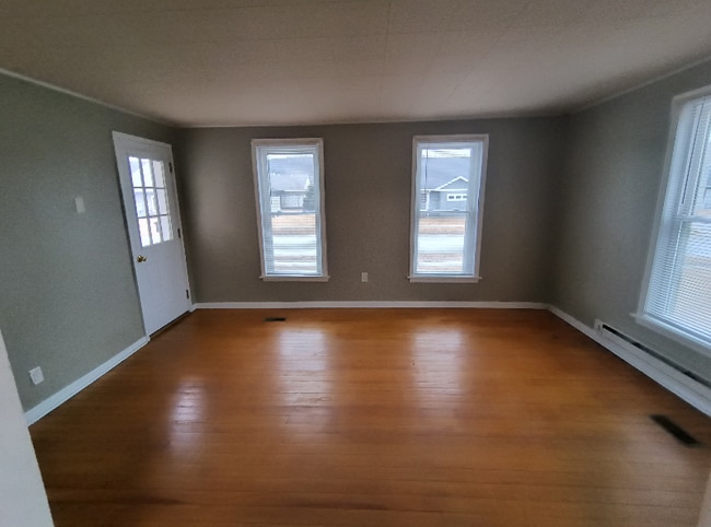 609 E Water St, Unit East in Decorah, IA - Foto de edificio - Building Photo