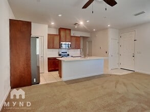 5301 E Commerce Way in Sacramento, CA - Foto de edificio - Building Photo