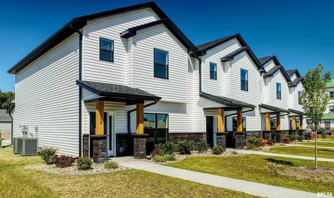 1002 S 4th St in Clinton, IA - Building Photo - Building Photo