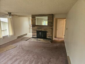 90 Irvington Dr in Eugene, OR - Building Photo - Building Photo