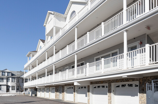 210 Ocean Park Ave in Bradley Beach, NJ - Foto de edificio - Building Photo