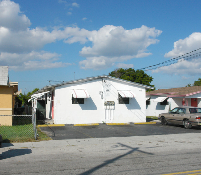 305 NW 1st Ave in Hallandale, FL - Building Photo - Building Photo