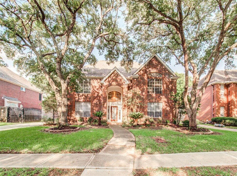 2735 Oakland Dr in Sugar Land, TX - Building Photo