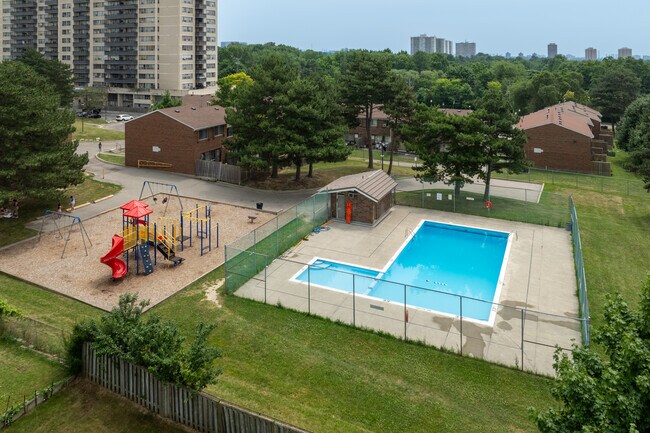 Oakview Heights in Toronto, ON - Building Photo - Building Photo