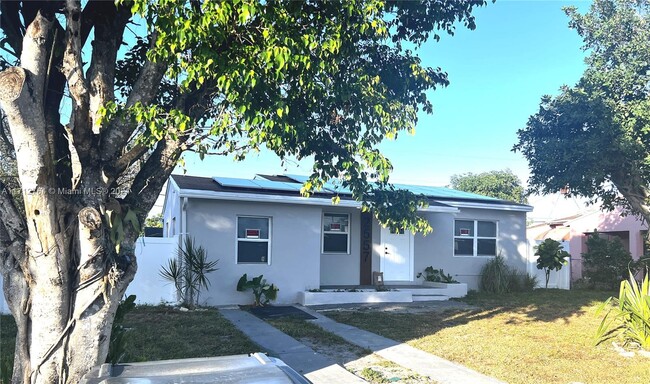 2557 Fletcher St in Hollywood, FL - Building Photo - Building Photo