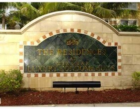 2360 E Preserve Way in Miramar, FL - Foto de edificio - Building Photo