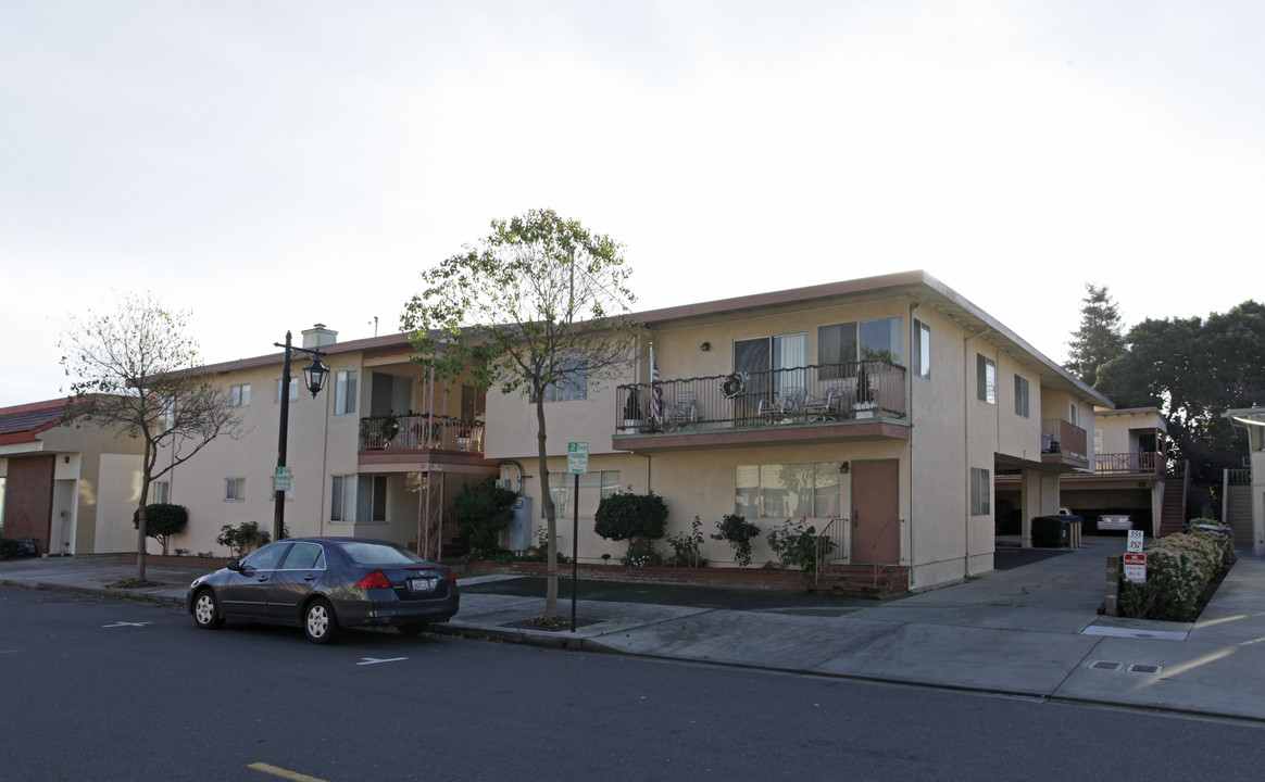 321 W Estudillo Ave in San Leandro, CA - Building Photo