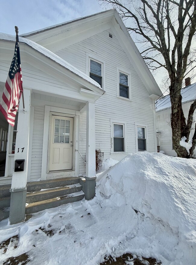 17 Weeman St in Springvale, ME - Foto de edificio - Building Photo