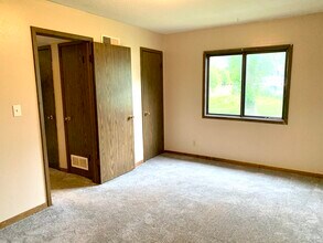 2050 Edgewood Rd NW in Cedar Rapids, IA - Building Photo - Building Photo