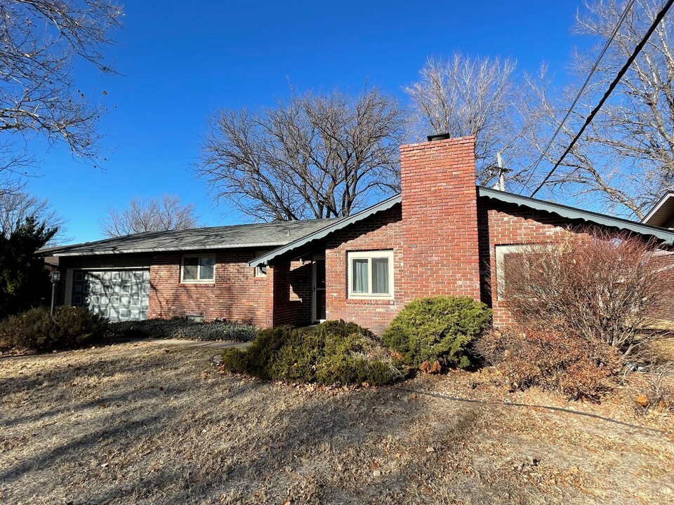 612 Catalina Dr in Hutchinson, KS - Building Photo