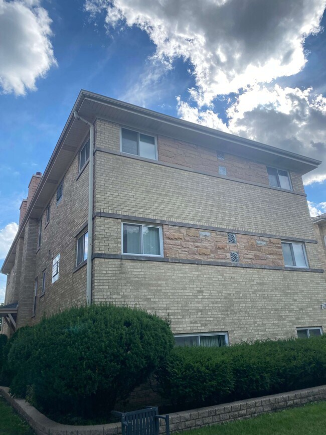 6780 N Sauganash Ave Rentals in Chicago, IL