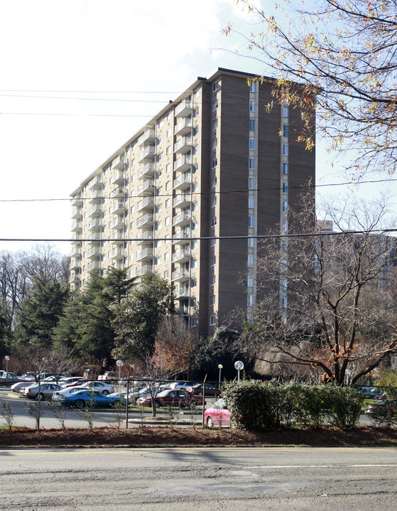 Hunting Creek Club in Alexandria, VA - Building Photo