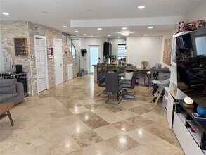 3690 NE 167th St in North Miami Beach, FL - Foto de edificio - Building Photo