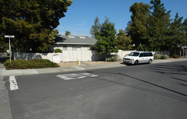 3285 Alma St in Palo Alto, CA - Building Photo - Building Photo