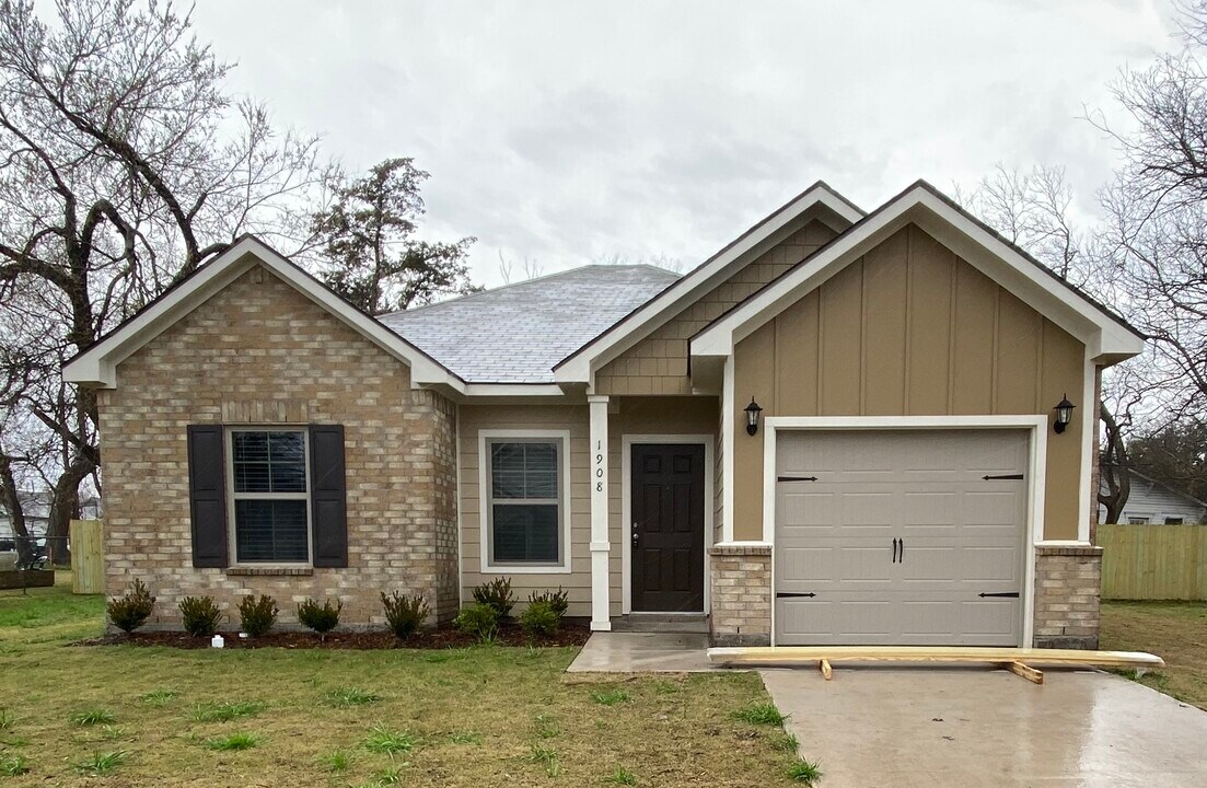 1908 Fuller St in Greenville, TX - Building Photo