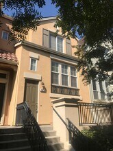 547 Moreland Way in Santa Clara, CA - Foto de edificio - Building Photo