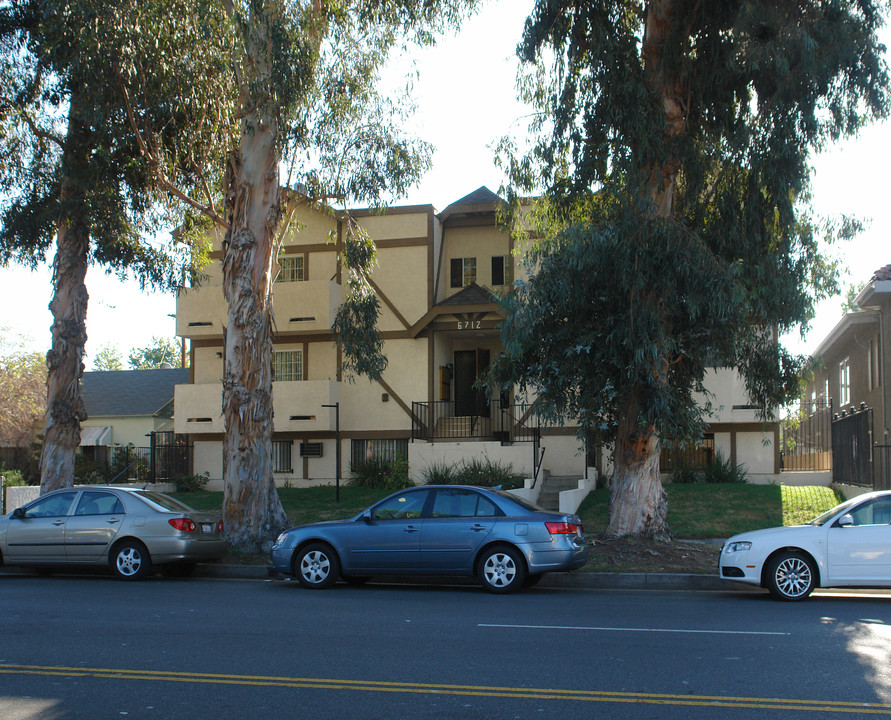 6712 Coldwater Canyon Ave in North Hollywood, CA - Foto de edificio