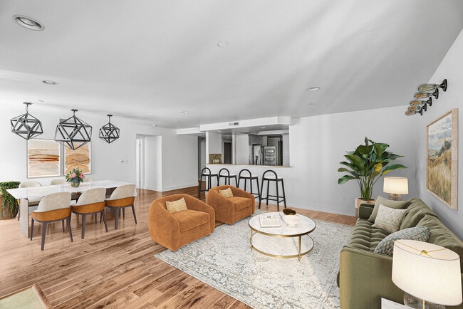 7249 Franklin Ave, Unit 204 in Los Angeles, CA - Building Photo - Building Photo