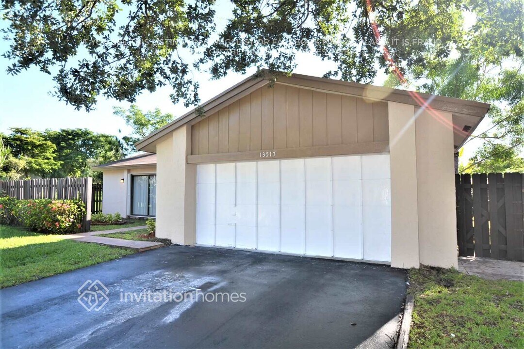 13517 SW 108th St Cir in Miami, FL - Building Photo