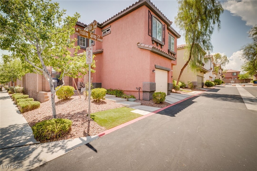 8921 Trickling Springs Ct in Las Vegas, NV - Building Photo