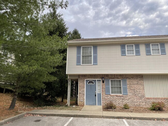 892 E Sherwood Hills Dr in Bloomington, IN - Building Photo - Building Photo