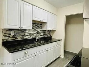 64 Manchester Ct in Freehold, NJ - Building Photo - Building Photo