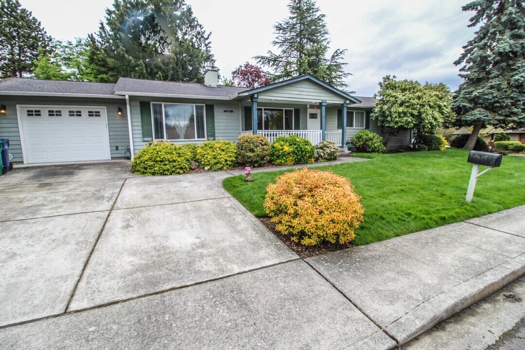 14204 82nd Ave NE in Kirkland, WA - Building Photo